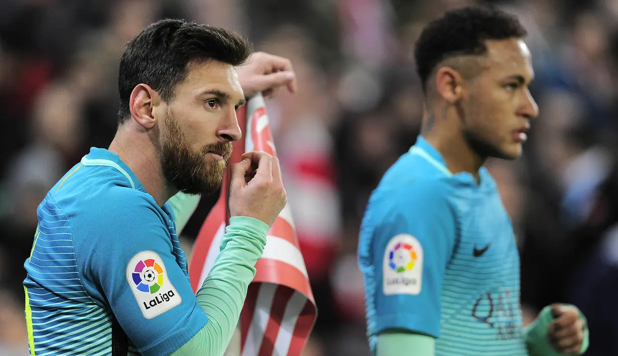 Bintang Barcelona, Lionel Messi, tampak kecewa usai kalah dari Athletic Bilbao pada laga Copa del Rey di Stadion San Memes, Spanyol, Kamis (5/1/2017). Barcelona kalah 1-2 dari Bilbao. (AFP/Ander Gillenea)