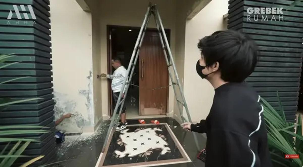 7 Potret Teras Depan Rumah Narji yang Elegan dan Hangat