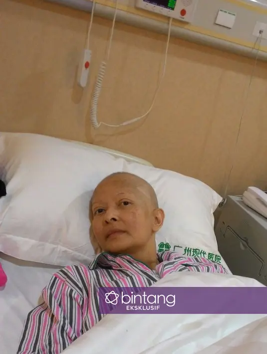 Suasana haru saat kedua putri Yana Zein ditinggal ibundanya. Keterbatasan biaya, yang membuat Yana tidak mengajak kedua putrinya ke Negeri Tirai Bambu tersebut. (dok. Istimewa)