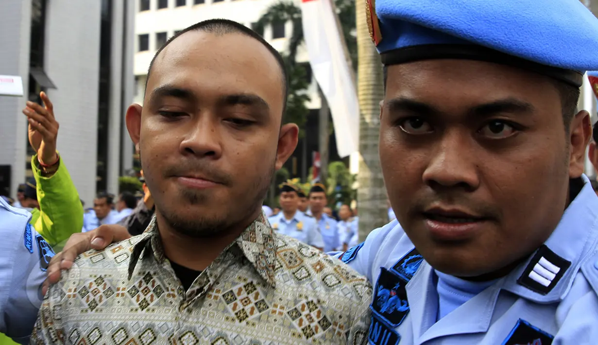 Sipir LP Kelas IIA Banceuy   Bandung, yang menjadi tersangka   peredaran narkoba di lapas, Dedi   Romadi, digiring petugas usai mengikuti upacara pemecatan di Lapangan Kantor Kemenkumham, Jakarta, Senin (1/6/2015). (Liputan6.com/Johan Tallo) 