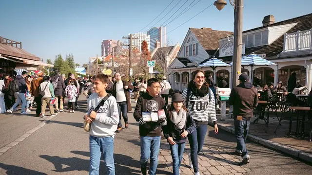 [Fimela] Liburan Donna Agnesia dan Keluarga