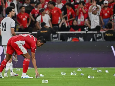 Pertandingan putaran keempat Kualifikasi Piala Dunia 2026 antara Timnas Indonesia melawan Irak, Minggu (12/10/2025) dini hari WB diwarnai dengan pelemparan gelas dan botol plastik dari suporter Indonesia. (AP Photo/Ali Issa)