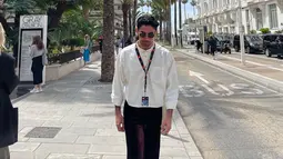 Reza Rahadian menjadi aktor yang hadir di Festival Film Cannes. Reza tampil dengan gaya kasual yakni kemeja putih tanpa kerah dan celana hitam. Momen sang aktor saat menghadiri ajang kelas dunia itu direkam oleh manajernya, Arya Ibrahim. Dalam unggahan lain, Reza juga tampil formal dengan pakaian batik. (Liputan6.com/IG/@officialpilarez)