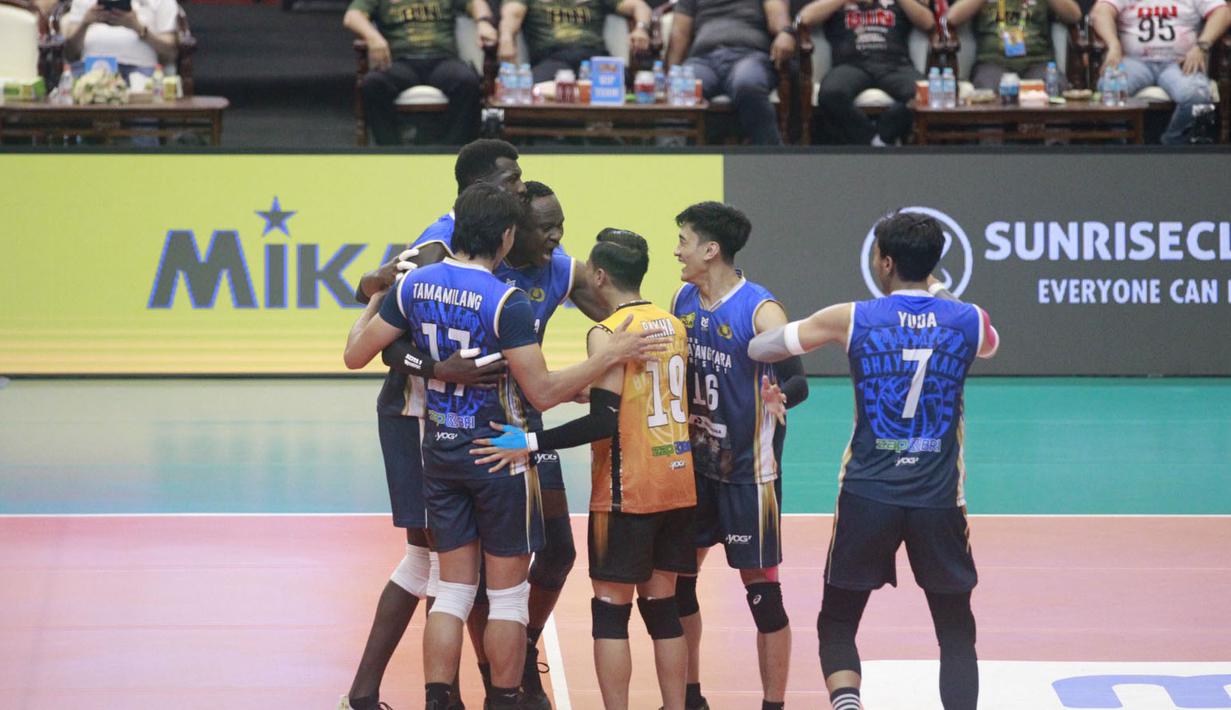 <p>Selebrasi para pemain Jakarta Bhayangkara Presisi setelah mencetak angka saat menghadapi Jakarta STIN BIN pada laga putaran kedua babak final four PLN Mobile Proliga 2024 di GOR Jatidiri, Semarang, Jawa Tengah, Minggu (14/7/2024). Jakarta Bhayangkara Presisi menang 3-0 (25-18, 25-12, 25-20). (Dok. PBVSI)</p>