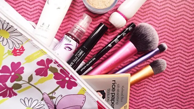 Ini Dia Perlengkapan Makeup yang Jadi Andalan Anak-anak SMA