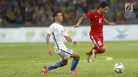 Pemain Timnas U-22, Evan Dimas menggiring bola pada pertandingan Sepak Bola Indonesia melawan Malaysia di Stadion Shah Alam, Selangor, Sabtu (26/08). Indonesia kalah 0-1 dari tuan rumah Malaysia di Sea Games 2017. (Liputan6.com/Faizal Fanani)
