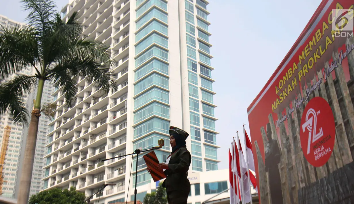 Peserta membaca naskah Proklamasi Kemerdekaan Republik Indonesia saat mengikuti lomba di Kementerian Hukum dan HAM, Jakarta, Senin (14/8). Lomba ini diikuti sebanyak 67 peserta. (Liputan6.com/Helmi Afandi)