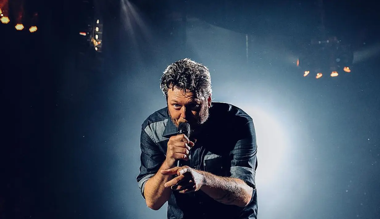 "Melewati jalan yang sulit untuk waktu yang lama. Aku hampir menyerah. Akhirnya aku melihat sesuatu. Namun apa itu? Ya, itu karma!" tulisnya. (instagram/blakeshelton)