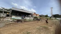 Renovasi Stadion Gelora Kie Raha, Ternate yang akan menjadi kandang Malut United di Liga 1 2024/2025 (Bola.com/Hery Kurniawan)