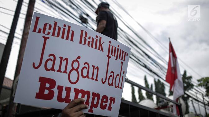 Massa yang mengatasnamakan Gerbang (Gerakan Anak Bangsa) menggelar unjuk rasa di depan PN Jakarta Selatan, Selasa (19/3). Dalam aksinya, mereka meminta Ratna Sarumpaet membongkar aktor intelektual dalam penyebaran hoaks. (Liputan6.com/Faizal Fanani)