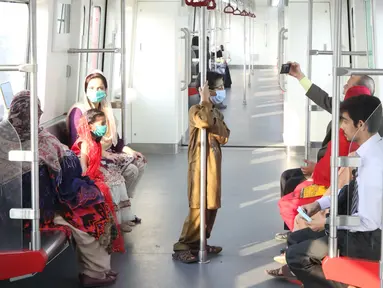 Para penumpang menaiki Orange Line di Lahore, Pakistan, pada 26 Oktober 2020. (Xinhua/Liu Tian)