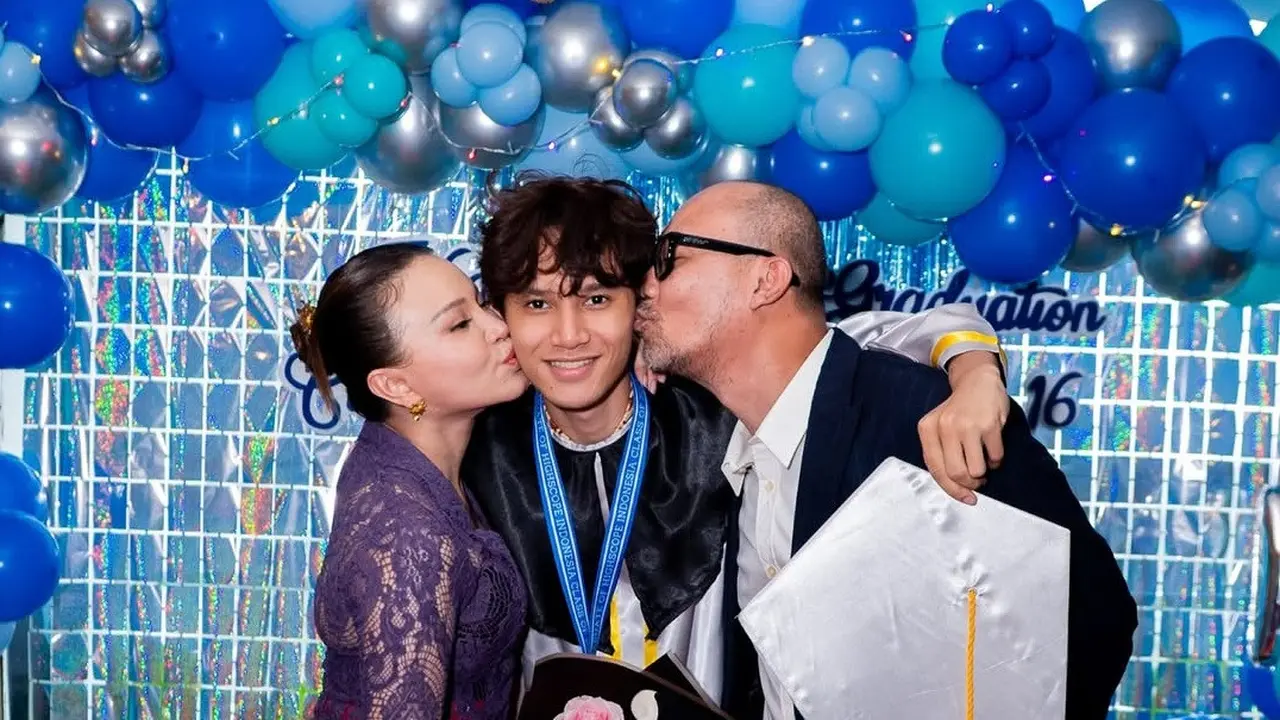 Potret Wisuda Anak Rossa