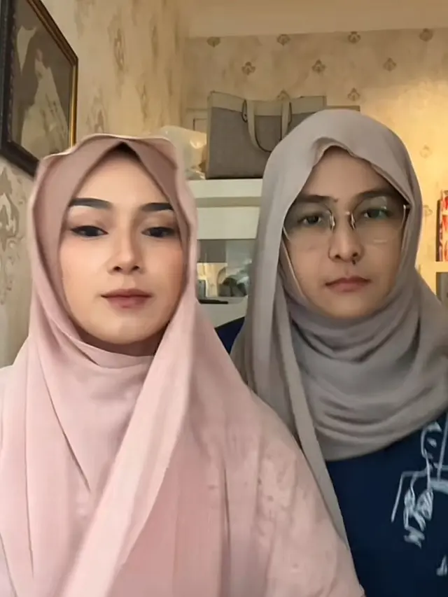 Potret Mita dan Dara The Virgin gunakan hijab. (credit:tiktok.com/@darathevirgin)