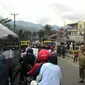 Kemacetan dari arah Jakarta menuju Puncak mulai terjadi di Pasar Cisarua hingga kawasan Warung Kaleng, Desa Tugu Selatan, Kecamatan Cisarua. (Liputan6.com/Achmad Sudarno)