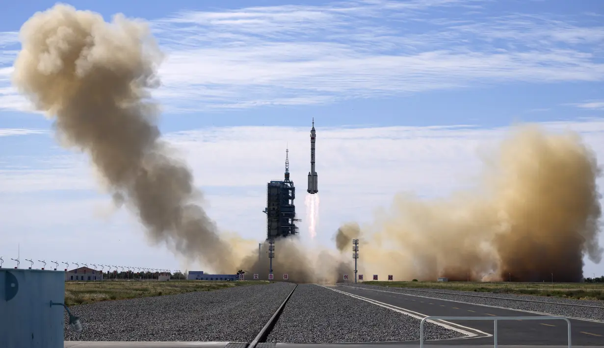 Roket Long March-2F Y12 yang membawa pesawat ruang angkasa Shenzhou-12 lepas landas dari Pusat Peluncuran Satelit Jiuquan, China, Kamis (17/6/2021). Melansir SCMP, Shenzhou-12 meluncur pada pukul 09.22 waktu Beijing. (AP Photo/Ng Han Guan)