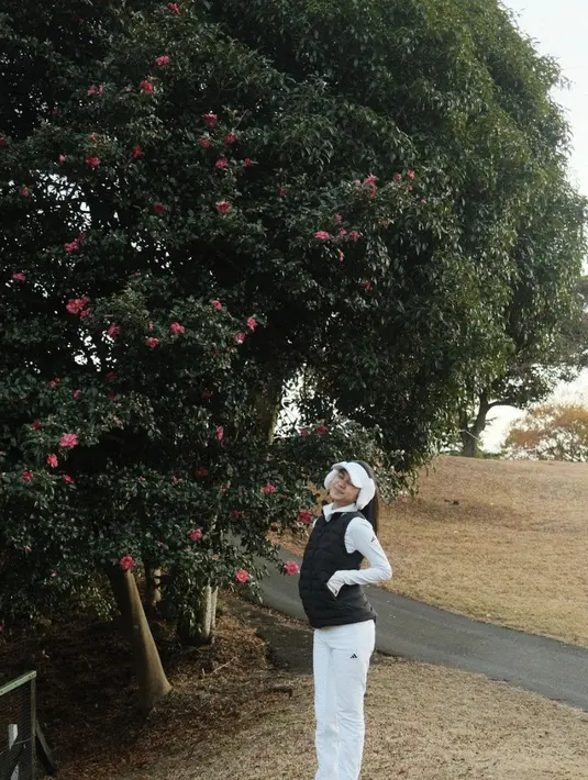 Busana serba putih semakin menarik dengan puffy vest yang dikenakannya. Ia tampil begitu stylish disertai ear cuff.  [Foto: Instagram/ Azizah Salsha]