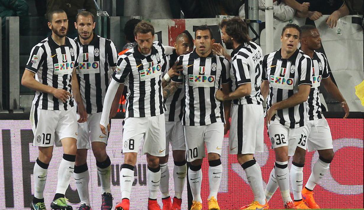 Carlos Tevez bersama rekan-rekannya merayakan gol pertama Juventus ke gawang Lazio (MARCO BERTORELLO / AFP)