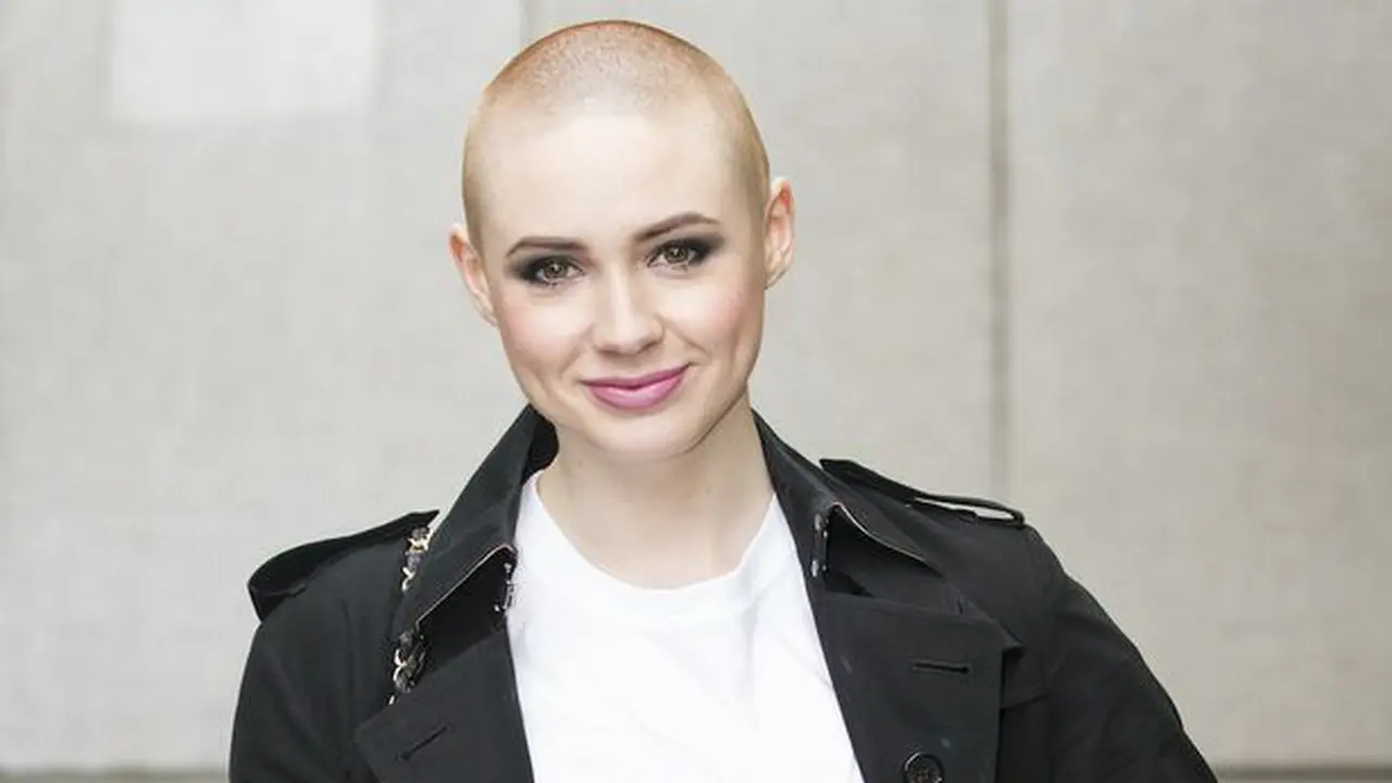 Gunduli Kepala, Karen Gillan Sumbangkan Rambut untuk Star Wars