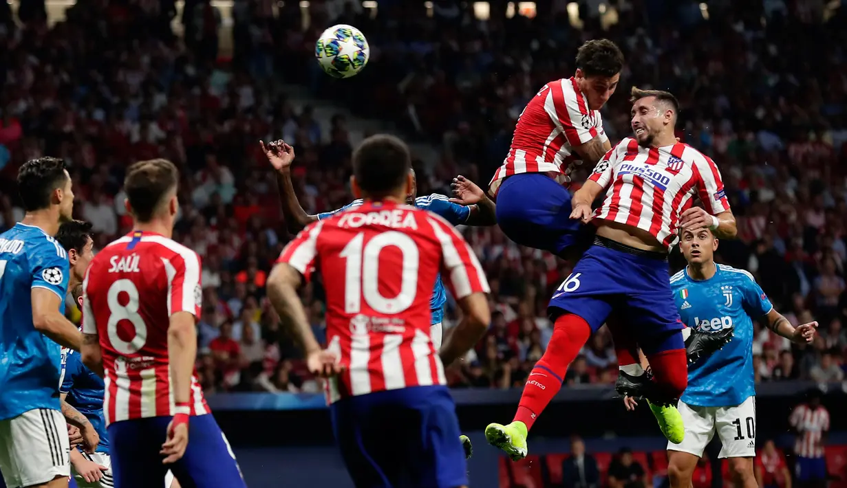 Gelandang Atletico Madrid, Hector Herrera mencetak gol kedua untuk timnya ke gawang Juventus pada pertandingan matchday pertama Liga Champions Grup D di Estadio Wanda Metropolitano, Rabu (18/9/2019). Juventus dan Atletico Madrid harus puas berbagi angka 2-2. (AP Photo/Manu Fernandez)