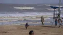 Dari Laut Arab, Topan Biparjoy mengarah ke provinsi Sindh selatan Pakistan dan garis pantai negara bagian Gujarat di India barat. (AP Photo/Rafiq Maqbool)