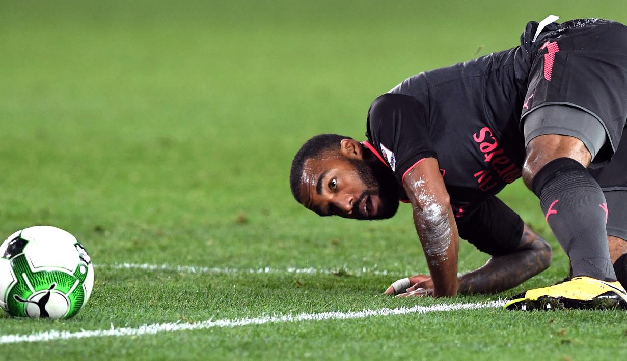 Alexandre Lacazette berusaha merebut bola saat bertanding melawan Sydney FC pada pertandingan persahabatan di Sydney (13/7). Lacazette hanya membutuhkan 15 menit untuk mencetak gol pertamanya untuk Arsenal. (AFP Photo/William West)
