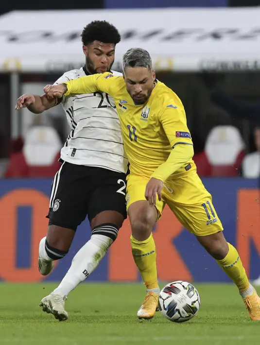 Winger Jerman, Serge Gnabry dan gelandang Ukraina, Marlos berebut bola pada babak penyisihan Liga A Grup 4 UEFA Nations League di Red Bull Arena, Leipzig, Minggu (15/11/2020) dinihari WIB. Tertinggal lebih dulu, Jerman mengakhiri laga dengan kemenangan 3-1 atas Ukraina. (AP Photo/Michael Sohn)