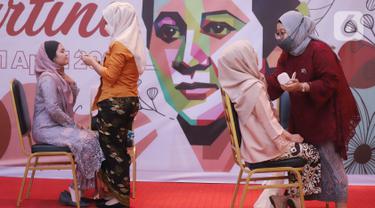 Karyawan perempuan PPK Kemayoran mengikuti lomba merias wajah aat peringatan Hari Kartini di Jakarta, Kamis (21/04/2022). Peringatan hari Kartini tersebut mengangkat tema, Kartini milenial yang tangguh, mandiri dan kreatif. (Liputan6.com/Fery Pradolo)