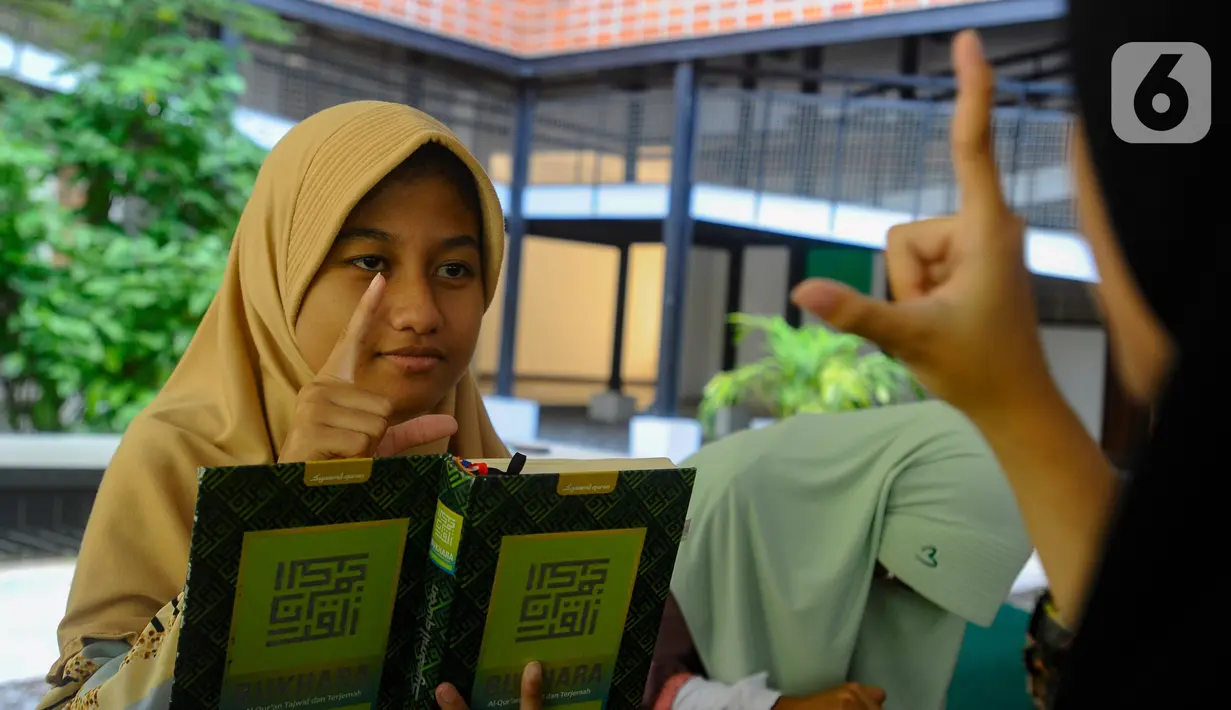 Kegiatan belajar mengaji tersebut dilaksanakan selama bulan ramadan kepada anak-anak penyandang disabilitas tunarungu di seputar pesantren. (merdeka.com/Arie Basuki)