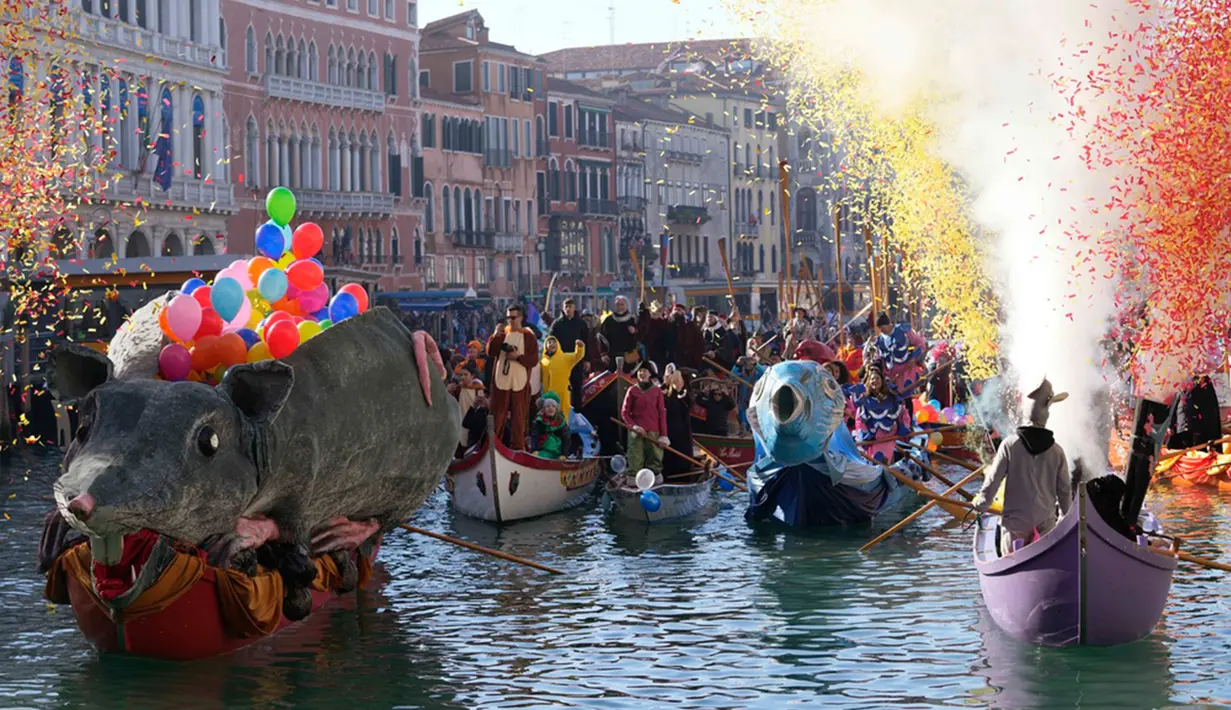 Bagi warga setempat, Karnaval Venesia merupakan acara sakral. (AP Photo/Luca Bruno)