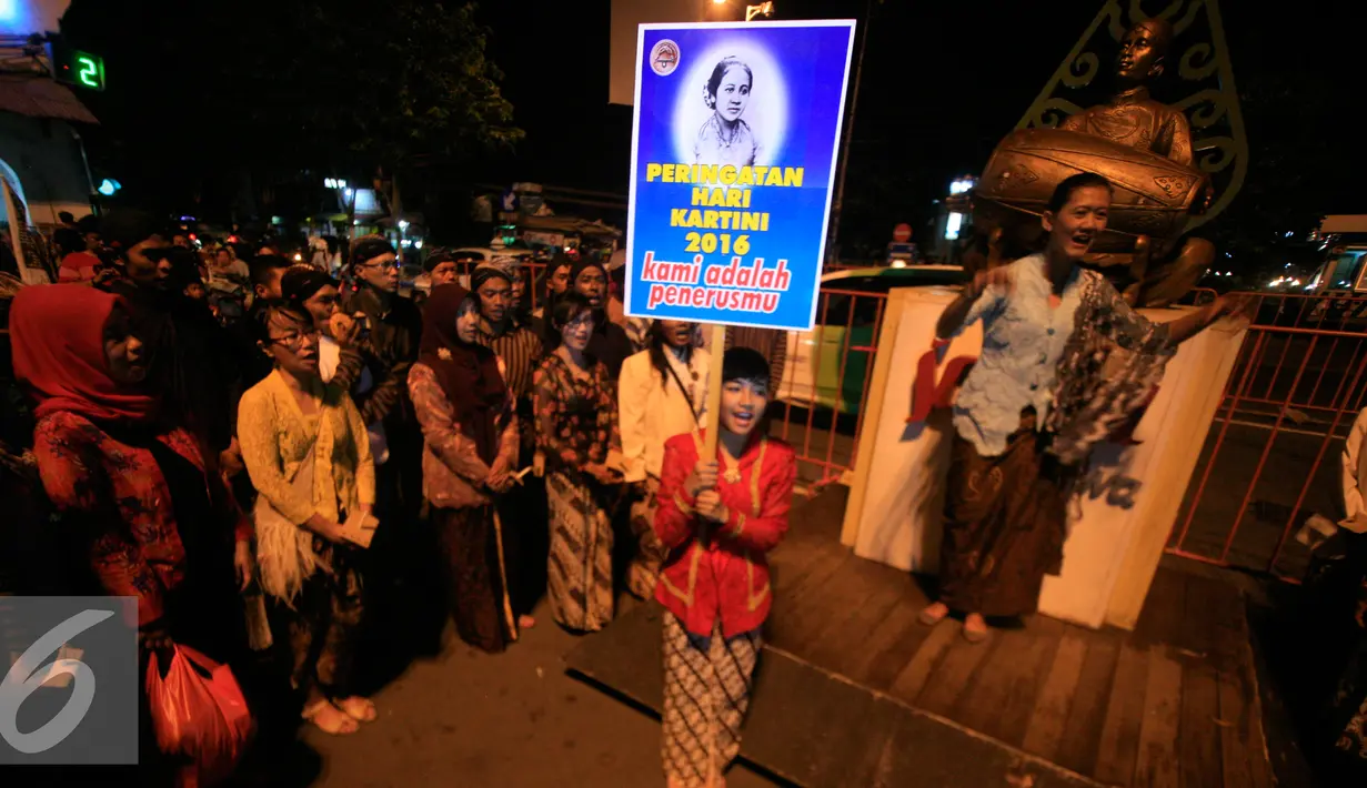 Sejumlah warga mengikuti Malam Peringatan Hari Kartini di Jl Malioboro, Yogyakarta, Rabu (20/4). Acara tersebut diramaikan dengan pawai keliling sepeda onthel. (Liputan6.com/Boy Harjanto)