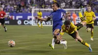 Bek Chelsea, Malo Gusto (kiri) berebut bola dengan bek Borussia Dortmund, Guille Bueno pada laga uji coba pramusim 2023/2024 di Chicago, USA (2/8/2023). (AP Photo/Nam Y. Huh)