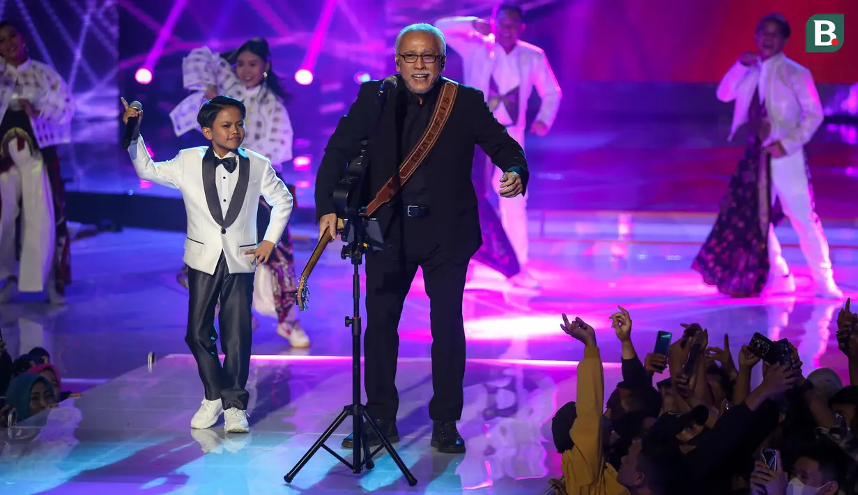 Selain tampil solo, ia juga tampil bareng dengan salah satu legenda musik Indonesia, Iwan Fals. Farel Prayoga mampu berkolabrasi dengan total membawakan beberapa lagu. (Bola.com/Bagaskara Lazuardi)