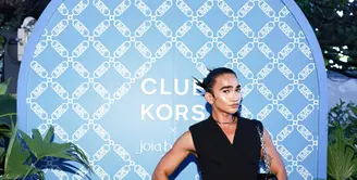 Bretman Rock hadir dalam balutan busana serba hitam yang begitu stylish. [Foto: Tory Burch]