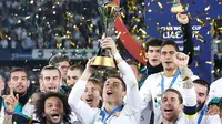 Penyerang Real Madrid, Cristiano Ronaldo mengangkat trofi Piala Dunia Antarklub 2017 usai mengalahkan klub Brasil, Gremio pada babak final di stadion Zayed Sports City di Abu Dhabi, Uni Emirat Arab, (16/12). (AP Photo / Hassan Ammar)
