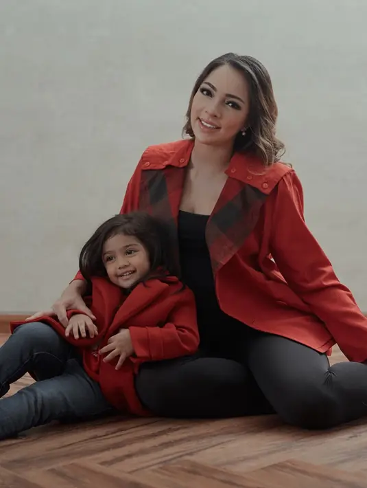 "Dinding rahim tipis, jadi sangat riskan melakukan persalinan normal. Makanya, hari Sabtu kita lakukan operasi segera," kata Reisa Broto Asmoro. (Instagram/reisabrotoasmoro)