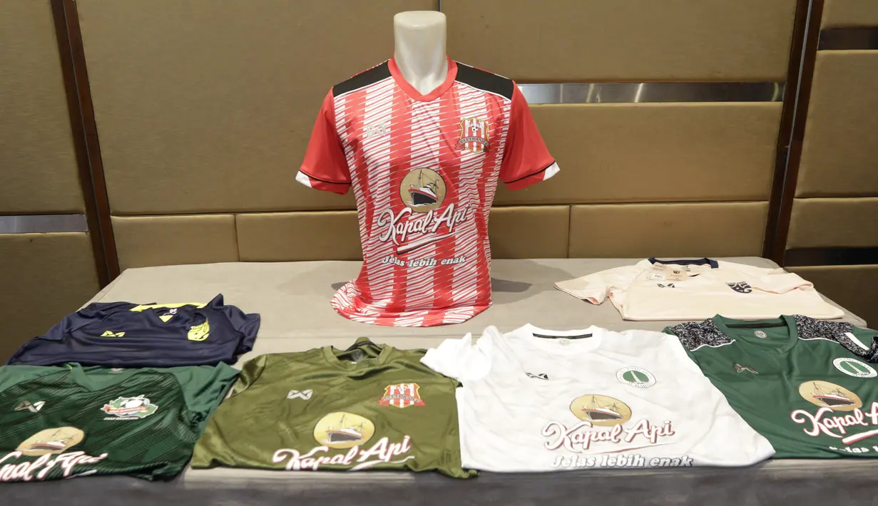 Berbagai contoh jersey saat peluncuran Warrix Indonesia di Hotel Santika, Jakarta, Kamis, (6/2/2020). Apparel asal Thailand ini resmi masuk pasar Indonesia. (Bola.com/M Iqbal Ichsan)
