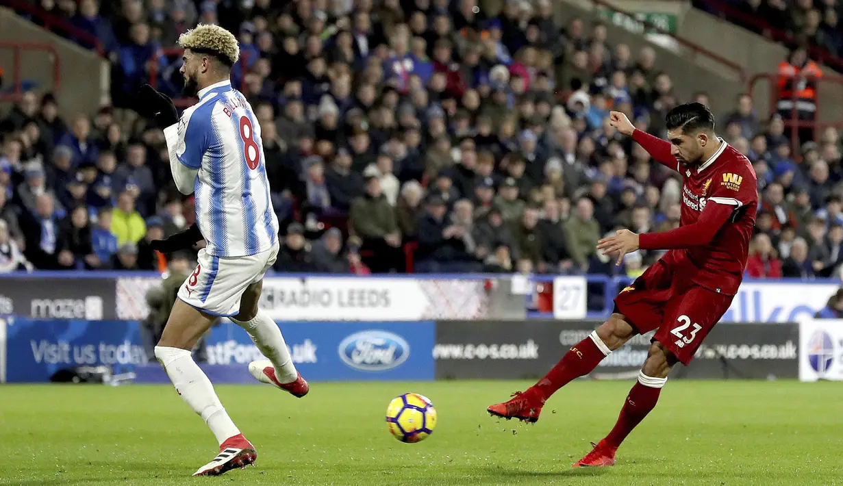 Gaya pemain Liverpool, Emre Can melepaskan tembakan ke gawang Huddersfield pada lanjutan Premier League di John Smith's Stadium, Huddersfield, (30/1/2018). Liverpool menang 3-0. (Martin Rickett/PA via AP)