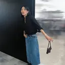 Denim Maxi Skirt Jadi Fashion Statement, Begini Cara Memadukannya untuk Berbagai Acara