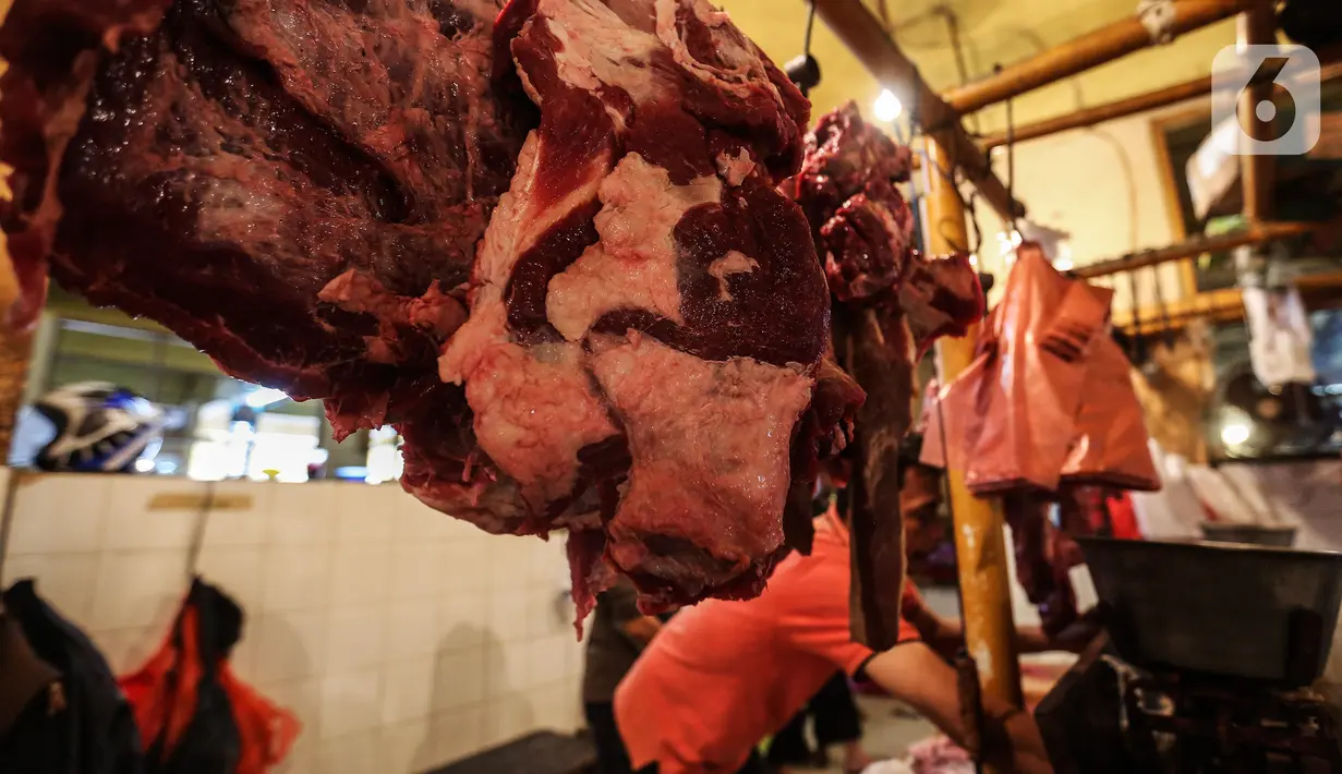 Pedagang daging menunggu pembeli di Pasar Kebayoran Lama, Jakarta, Kamis (24/2/2022). Pedagang daging mengeluhkan harga yang terus naik dan merencanakan mogok dagang mulai hari Senin, 28 Februari 2022 mendatang jika harga daging tidak turun. (Liputan6.com/Johan Tallo)