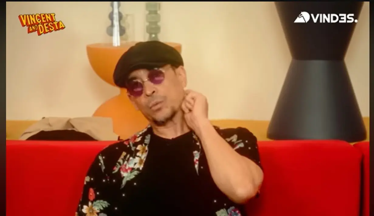 Meski hanya sekedar mengisi waktu kosong Jamie mengungkapkan penghasilannya lumayan besar. Ia bekerja sebagai kuli bangunan selama 2,5 tahun. [Youtube/Vindes]