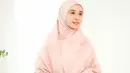 <p>Gaya hijab syar&rsquo;i Laudya Cynthia Bella kerap menjadi trendsetter di dunia fashion muslimah. [@lbylcb].</p>