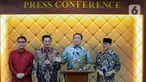 Ketua MPR Bambang Soesatyo (kedua kanan) bersama Wakil Ketua MPR Yandri Susanto (kanan), Fadel Muhammad (kedua kiri) dan Ahmad Basarah (kiri) saat menggelar konferensi pers di Nusantara IV, Kompleks Parlemen MPR/DPR-DPD, Senayan, Jakarta, Senin (14/8/2023). (Liputan6.com/Faizal Fanani)