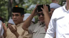 Capres nomor urut 02 Prabowo Subianto saat menghadiri syukuran kemenangan di kediaman Prabowo, di Kertanegara, Jakarta, Jumat (19/4). Acara dengan tema gema nisfu sya'ban sekaligus ucapan syukur kemenangan Prabowo - Sandiaga tersebut dihadiri ribuan pendukung. (Liputan6.com/Faizal Fanani)