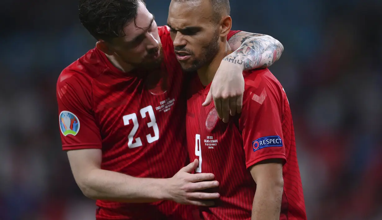 Ekspresi pemain Denmark, Martin Braithwaite (kanan) dan Pierre-Emile Hojbjerg usai pertandingan melawan Inggris pada semifinal Euro 2020 di stadion Wembley di London, Kamis (8/7/2021). Inggris akan bertemu Italia di babak final. (Laurence Griffiths/Pool Photo via AP)