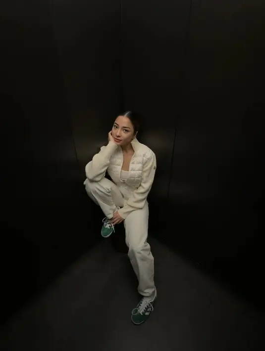 Sporty look memang tak pernah salah saat kamu berlibur ke luar negeri. Nikita Willy menghadirkan sporty looknya dengan warna monokrom. Innerwear dilapisi dengan jaket, dan jogger pants putih, serta sneakers hijau yang eye catching. Foto: Instagram.