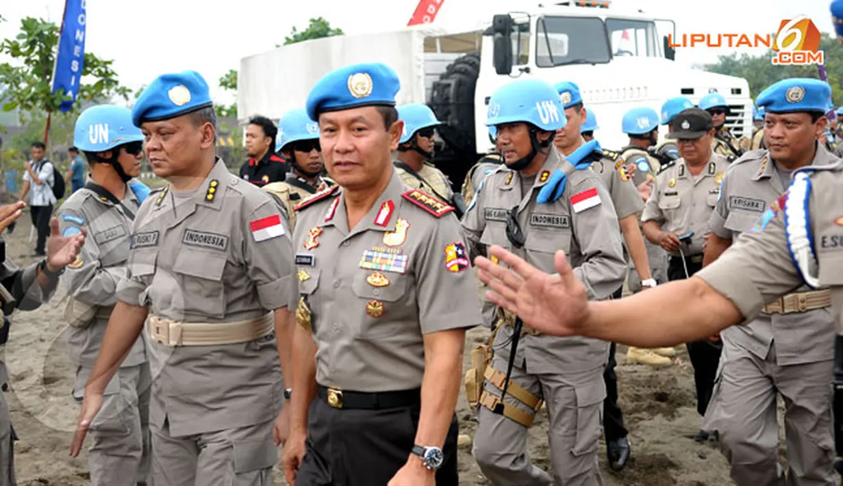 Kapolri Jenderal Sutarman saat tiba di Pos AL Tanjung Pasir Teluk Naga untuk melakukan tradisi pembaretan 140 anggota FPU Indonesia VI (Liputan6.com/Helmi Fithriansyah)