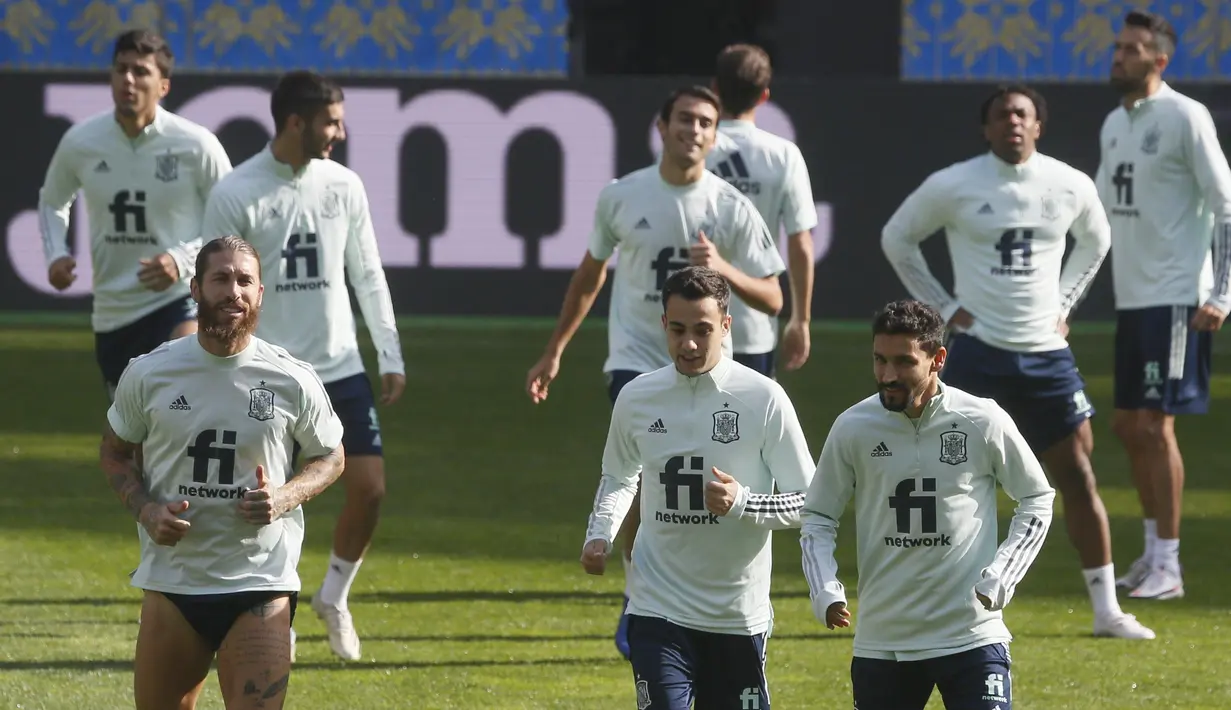 Para pemain Spayol melakukan pemanasan selama sesi latihan tim di Stadion NSK Olimpiyskiy, Ukraina (12/10/2020). Spanyol akan bertanding melawan Spanyol dalam  lanjutan UEFA Nations League Divisi A Grup 4 (A4). (AP Photo/Efrem Lukatsky)