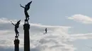Aksi akrobat perempuan, Tatiana Mosio Bongonga, meniti tali melintas di atas sungai Vltava di ibu kota Ceko, Praha, Rabu (14/8/2019). Tatiana  berjalan di ketinggian 35 meter tanpa menggunakan alat pengaman sama sekali. (Michal Cizek / AFP)