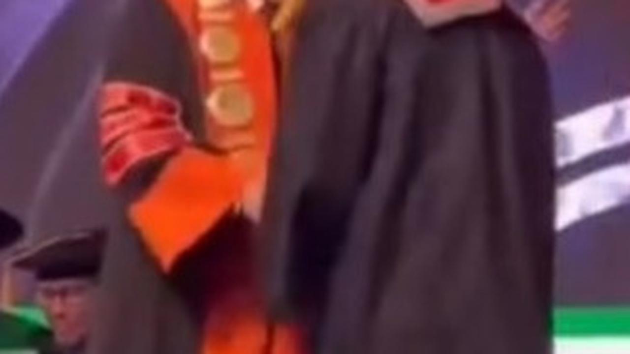 Ini momen Sahrul Gunawan saat upacara kelulusan. Ia tampak diberi ucapan selamat oleh Rektor Universitas PTIQ.&nbsp;