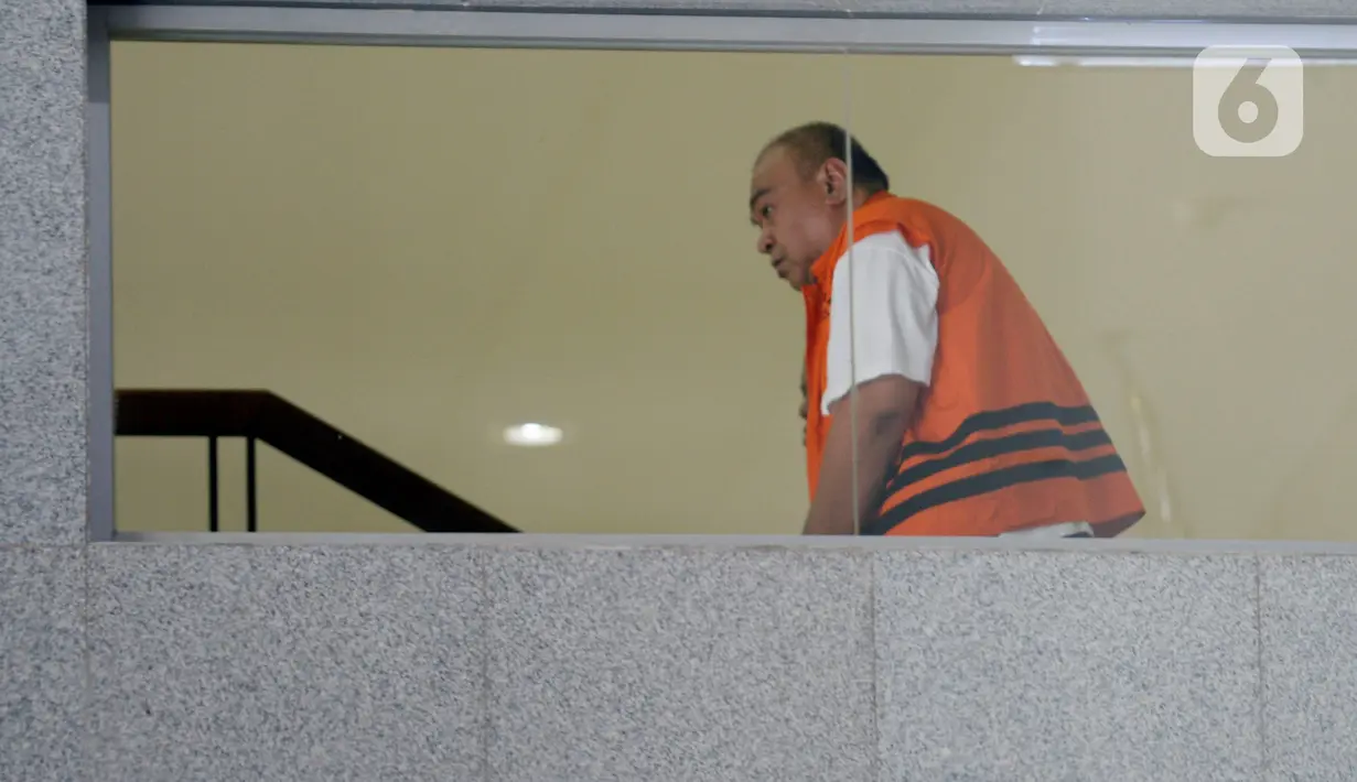 Pemilik grup Dempo Muhammad Yamin Kahar menuju ruang  pemeriksaan di gedung KPK, Jakarta, Jumat (13/3/2020). Yamin diperiksa sebagai tersangka dalam kasus dugaan suap proyek pembangunan infrastruktur Jembatan Ambayan dan Masjid Agung di Solok Selatan, Sumatera Barat. (merdeka.com/Dwi Narwoko)